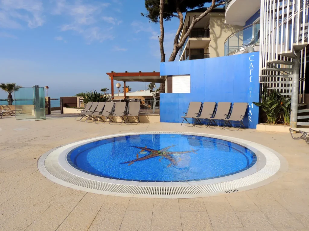 Augustus Swimming Pool Café del Mar